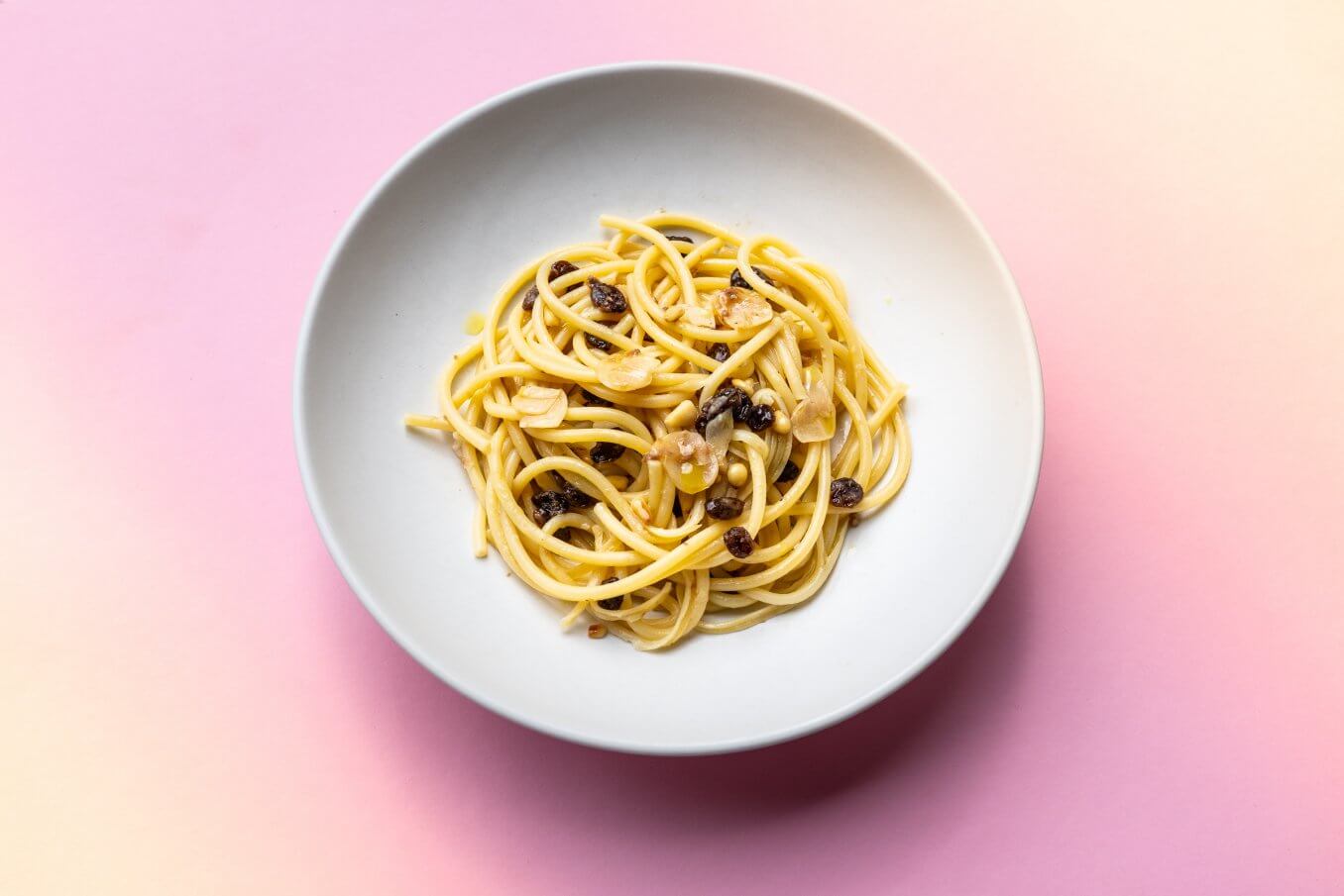 Bucatini mit Sardellen, Rosinen und Pinienkernen – Splendido Bucatini mit Sardellen, Rosinen und Pinienkernen – Splendido